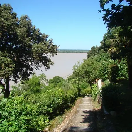 Maison Dans Falaise Face A L'estuaire De La Gironde *