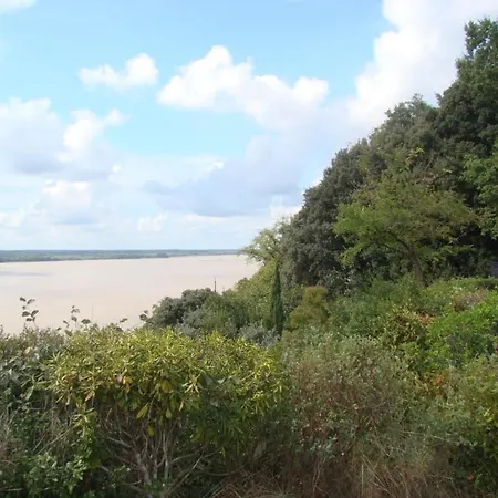 Holiday home Maison Dans Falaise Face A L'estuaire De La Gironde *