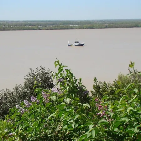 Maison Dans Falaise Face A L'estuaire De La Gironde Holiday home Gauriac