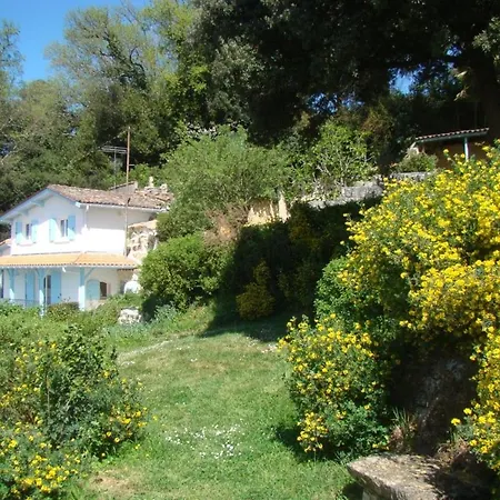 Maison Dans Falaise Face A L'estuaire De La Gironde