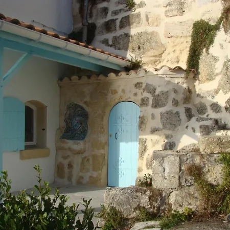 Holiday home Maison Dans Falaise Face A L'estuaire De La Gironde Gauriac