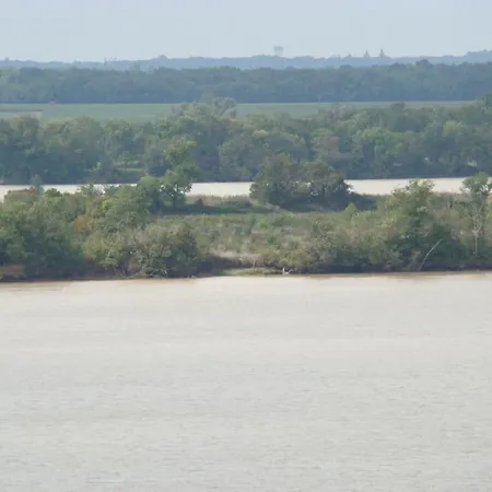 Holiday home Maison Dans Falaise Face A L'estuaire De La Gironde *