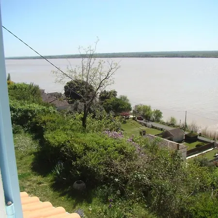 Maison Dans Falaise Face A L'estuaire De La Gironde Holiday home